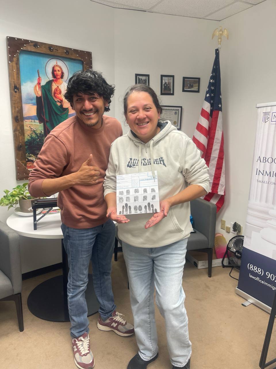 Cliente satisfecho con sus huellas digitales en Modern Law Group Fort Worth