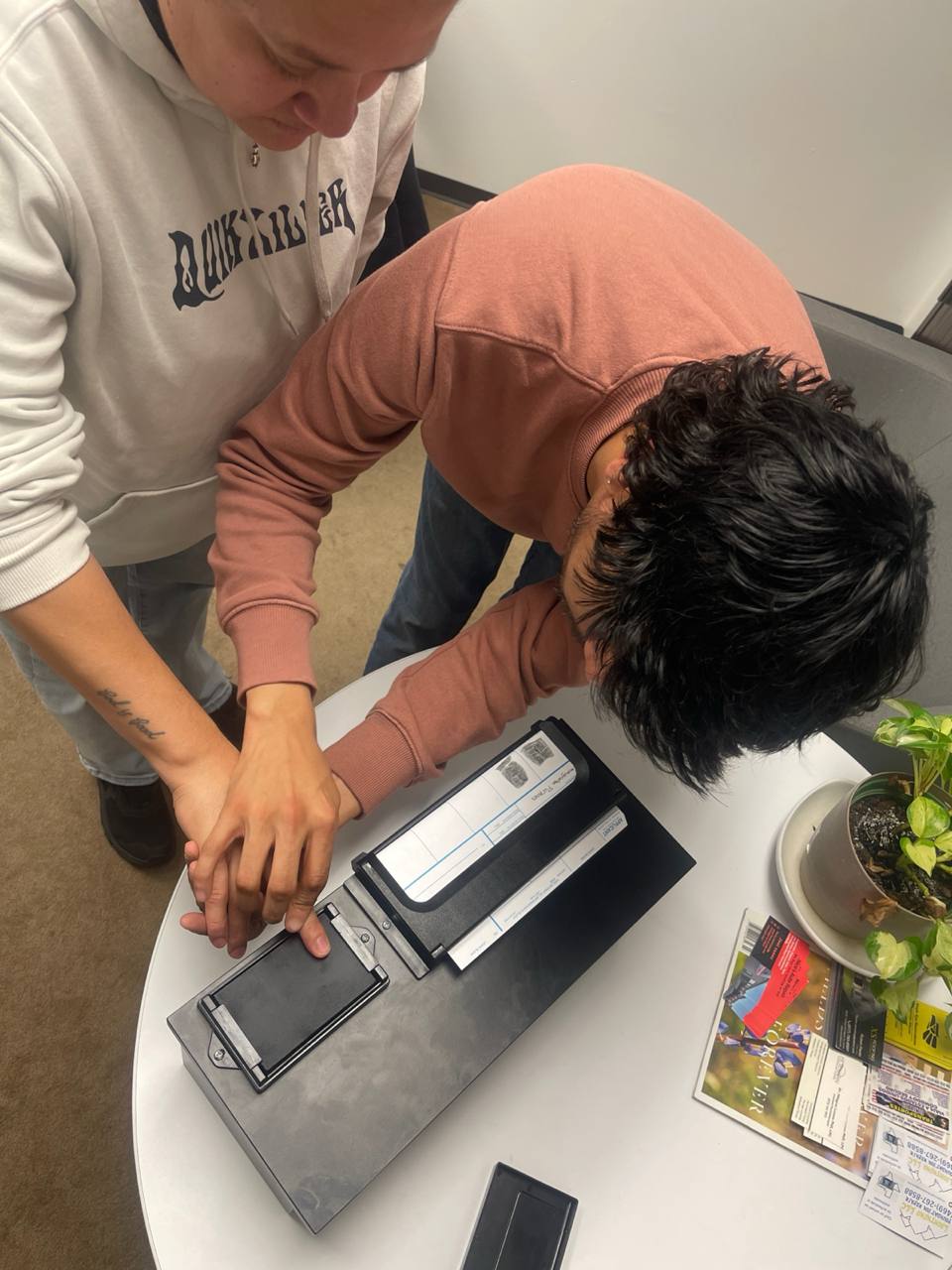 Toma de huellas digitales para inmigración en Modern Law Group